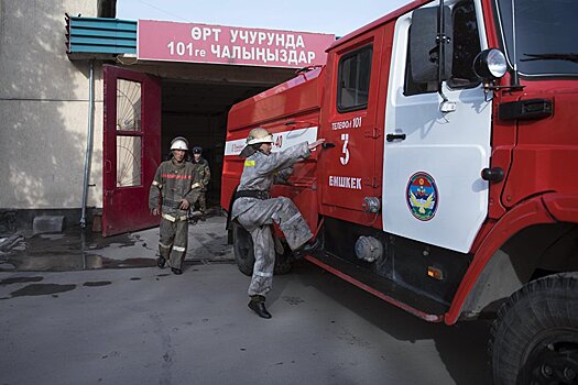 Пожар в Бишкеке: сгорели туалет, сарай и крыша жилого дома