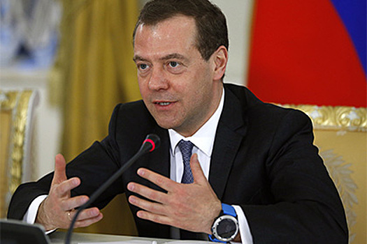 Медведев появился в Совфеде с новыми «умными» часами