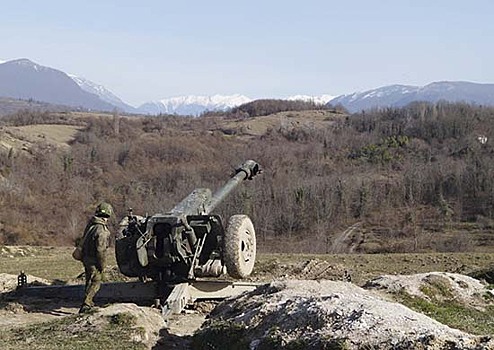 Артиллеристы российской военной базы в Абхазии учились поражать цели в горах имитирующие разведывательные пункты противника