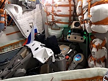 Робот Федор заинтересовался шапкой Рогозина