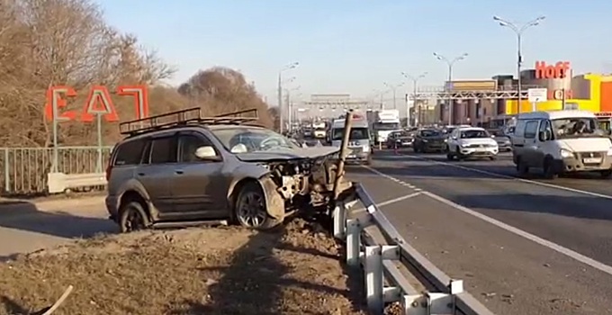 Водитель внедорожника пострадал после наезда на отбойник в столице