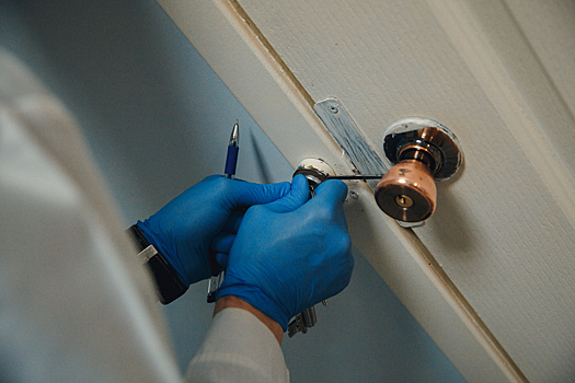 Проникший в жилье женщины молодой кузбассовец отказался пустить хозяйку домой