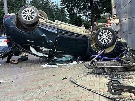 На Октябрьском проспекте в Кирове перевернулся «Ниссан Икстрейл»