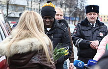 Футболист "Урала" Лунгу с инспекторами ДПС поздравил женщин с наступающим праздником