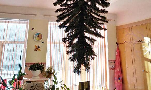 В российском детском саду новогоднюю елку прибили к потолку