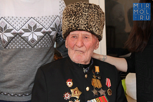 Ветеран Великой Отечественной войны полчаса не впускал мэра Махачкалы к себе из-за режима самоизоляции