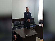 В Сочи мужчина, размахивающий топором из фольги на парковке, получил 10 суток
