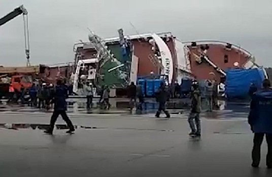 С перевернувшегося судна в Петербурге пропали 2 человека
