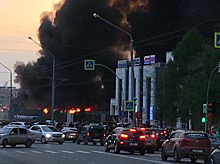 В Кемерове горит автосалон