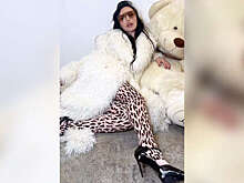 Певица Ольга Серябкина снялась в шубе и леопардовых колготках