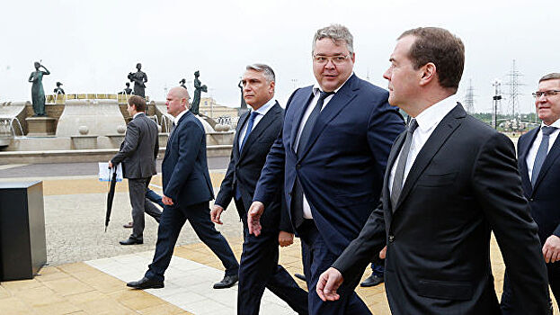 Медведев прибыл в Ставрополь, где проведет совещание по строительству в рамках нацпроектов