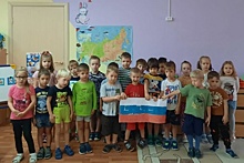 В преддверии Дня народного единства учащиеся школы N609 побывали в музее «Дорога памяти», а дошкольники школы N1557 смастерили флаг России!