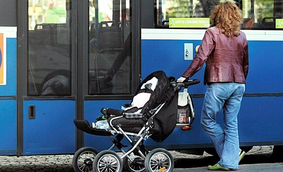 На трассе в саратовской автобусе перевернулась коляска с младенцем