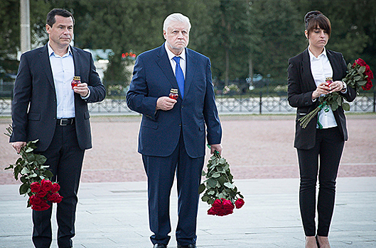 Сергей Миронов возложил цветы к памятнику Подольским курсантам