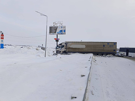 В Самарской области при столкновения автобуса и грузовика на трассе М5 пострадали три человека