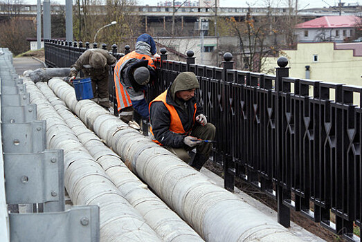 С моста на ул. Суворова уберут мешающие пешеходам трубы