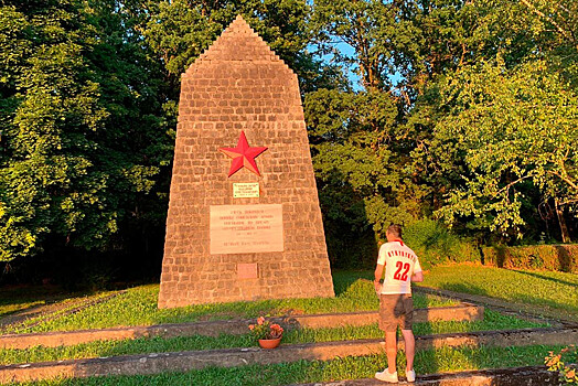 Памятник советским воинам рядом с отелями «Спартака» и «Краснодара»