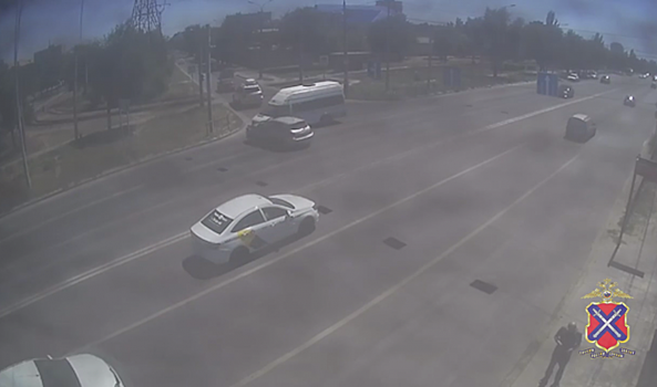 На видео попал момент столкновения легковушки и маршрутки в Волгограде