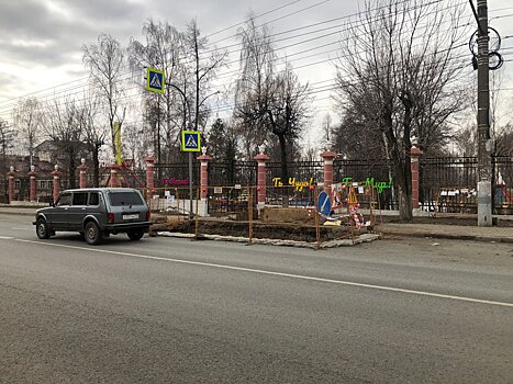 На улице Максима Горького в Ижевске из-за порыва на теплотрассе пришлось разрыть проезжую часть