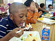 Бесплатной еды не бывает. Бедных американцев пригрозили лишить детей за долги в школьных столовых