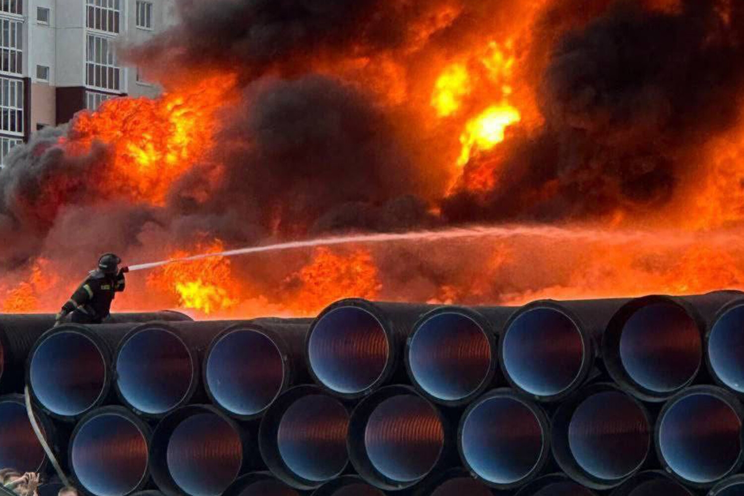 В Кургане полыхают пластиковые трубы на 1 тыс. квадратов