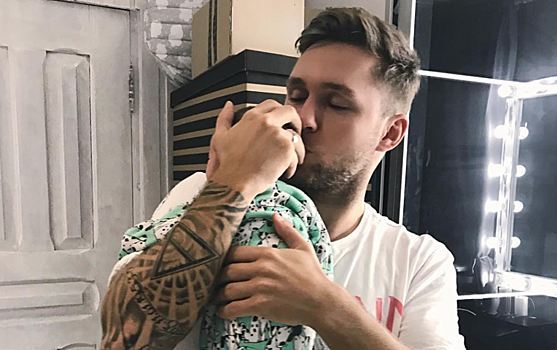 «Не могу ее не зацеловывать»: Влад Соколовский поделился трогательным фото с новорожденной дочкой