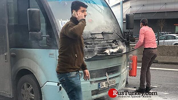 В Стамбуле загорелся пассажирский автобус