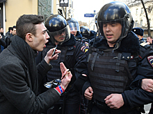 За посягательство на жизнь полицейского на митинге в Москве возбудили дело