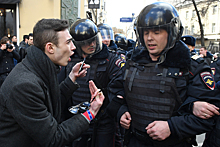 За посягательство на жизнь полицейского на митинге в Москве возбудили дело