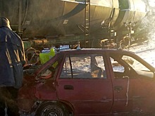 Грузовой поезд врезался в иномарку под Вологдой 