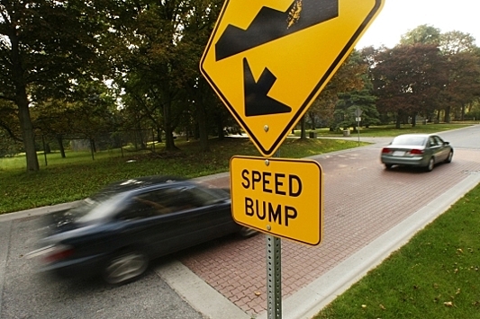 Дорога накажет: как ограничивают скорость на улицах