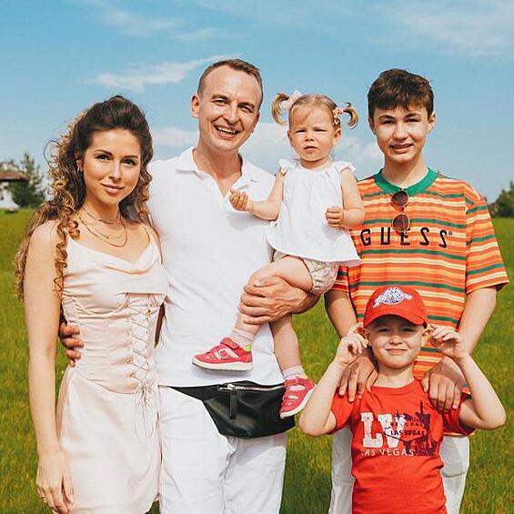 Вот уже 3,5 года Нюша счастлива в браке с Игорем Сивовым. Супруги воспитывают 2-летнюю наследницу с необычным именем Симба. Для певицы это первый ребенок. У казанского предпринимателя есть еще двое сыновей от хореографа Алены — 14-летний Матвей и 6-летний Мирон.
