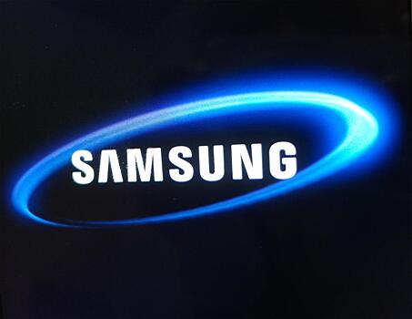 Samsung выставит на продажу складывающийся в квадрат телефон