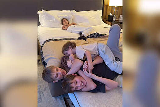 Модель Елена Перминова снялась с детьми после отъезда из России