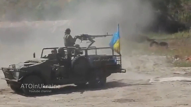 Украинский спецназ на «бандеромобиле» расстрелял флаг Украины