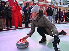 Площадка «Рождественский керлинг» приглашает горожан познакомиться с олимпийским видом спорта в рамках проекта «Зима в Москве»