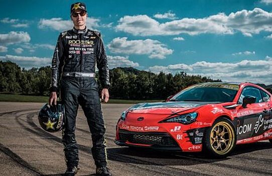 Нам сверху видно всё: дрифт-кар начертил лого Toyota GT86