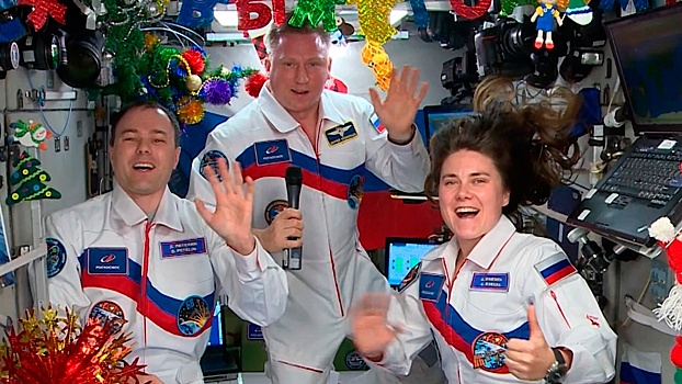 Российские космонавты и астронавты NASA встретили Новый год на МКС с тортом и оливье
