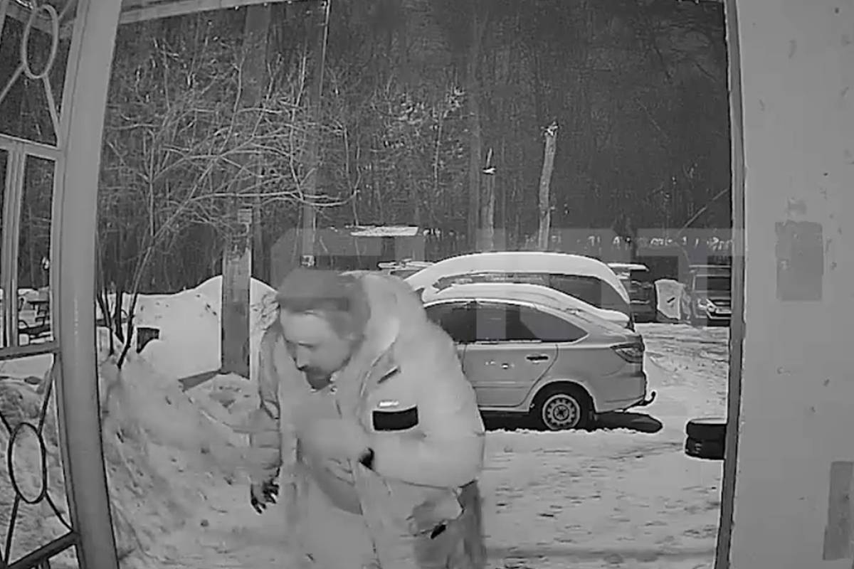 Огромная&nbsp; глыба льда рухнула на голову россиянину