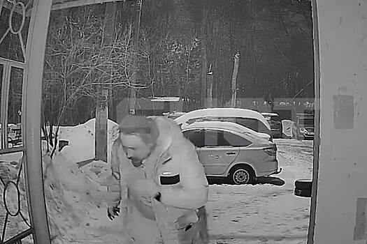 Огромная глыба льда рухнула на голову россиянину