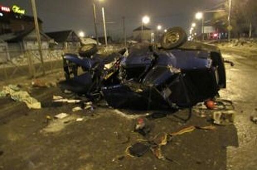 У остановки в Новосибирской области автомобиль разбился вдребезги