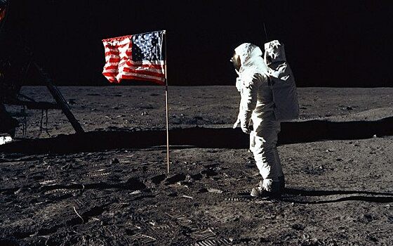 Почему на фотографиях с Луны американских астронавтов не видно звёзд