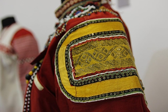 Очередной фрагмент обзора по экспозиции «Традиционный русский костюм» представила галерея «Печатники»