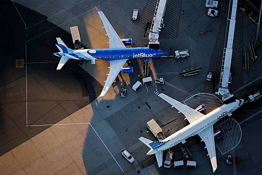 Пассажиров эвакуировали из самолета после истерики пенсионера