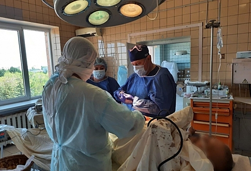 Омские врачи-единороссы оперируют раненых на Донбассе