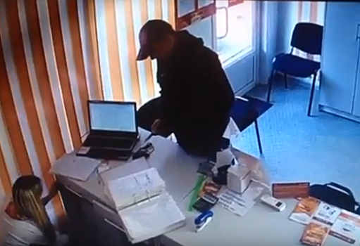 Видео: налётчик с ножом напал на офис микрозаймов на Затулинке