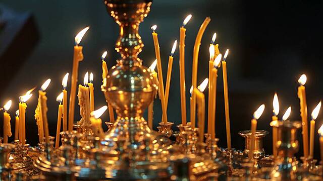 Священник Колезнев объяснил, кому и когда в первую очередь ставят свечку в храме