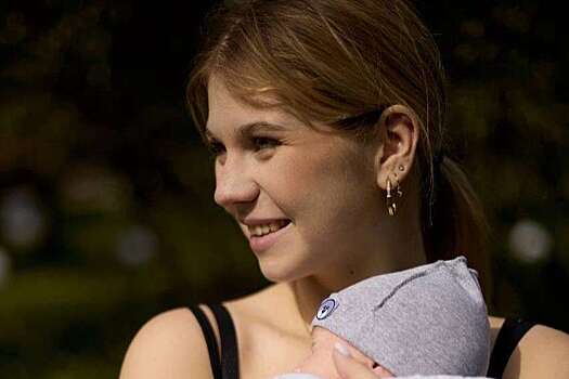 Трусова показала, как ее маленький сын проводит время с питомцами