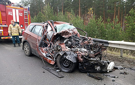 На Урале три человека погибли в ДТП с грузовиком и легковым автомобилем