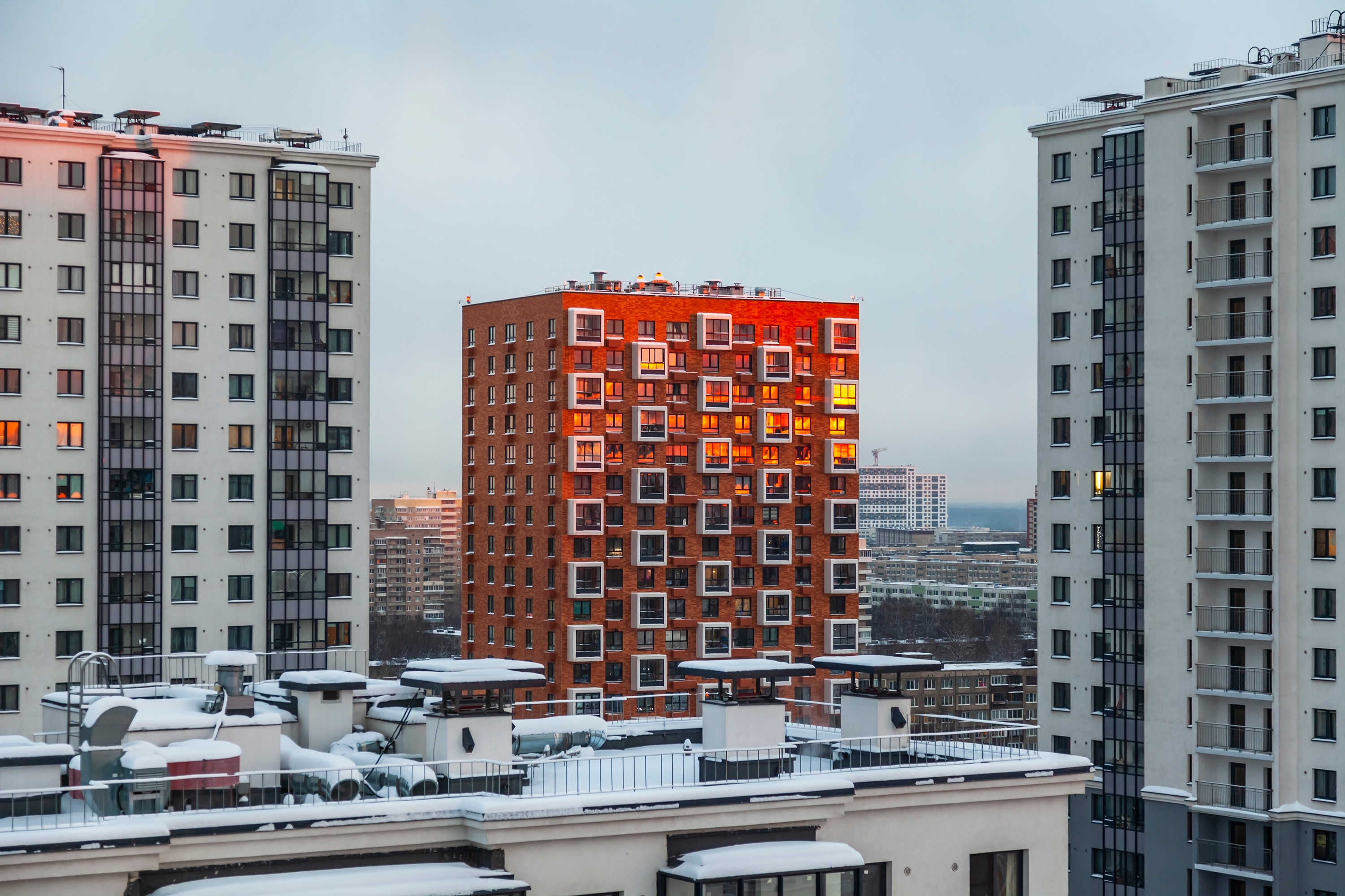 Прохожие поймали выпавшего из окна ребенка в Санкт-Петербурге